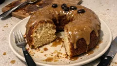 Ciambellone al caffè glassato: soffice e profumato, perfetto per colazione e merenda