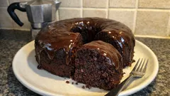 Ciambella soffice doppio cioccolato con glassa al cacao: alta, umida e perfetta a colazione