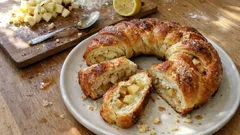 Ciambella intrecciata alle mele: l’impasto soffice con mele cotte e profumo di limone