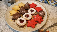 Scatola di biscotti di Natale fatti in casa: un solo impasto, tante varianti