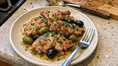 Coniglio in padella con olive e vino bianco: morbido e profumato, come si fa in casa