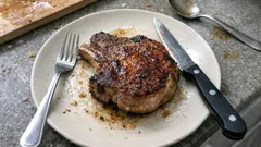 Braciole di maiale in padella, rosolate fuori e succose dentro: il metodo semplice che funziona