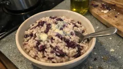 Risotto radicchio e gorgonzola: cremoso e avvolgente, con la sfumatura al vino rosso