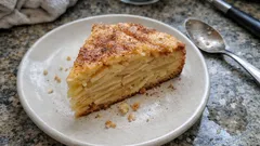 Torta di mele invisibile: mele affettate sottili e un impasto soffice, effetto a strati