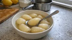 Pere sciroppate fatte in casa: frutta morbida e sciroppo al punto giusto (anche da usare nei dolci)