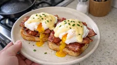 Uova alla Benedict fatte in casa: salsa olandese stabile e uovo in camicia perfetto