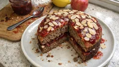 Torta al grano saraceno con marmellata di fragole: soffice, profumata e facile da preparare