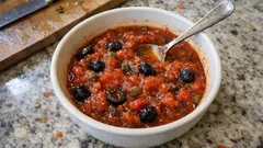 Sugo alla puttanesca in 10 minuti: il condimento di dispensa che salva la pasta