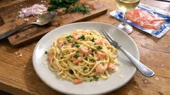 Tagliolini al salmone affumicato: il primo veloce che fa subito “trattoria” a casa